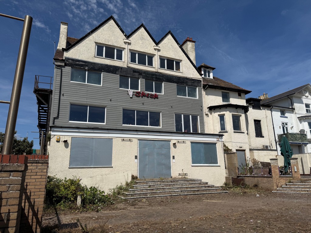 Lot: 90 - FORMER RESTAURANT AND BAR PREMISES FOR IMPROVEMENT AND REPAIR ON THE SEAFRONT - Front elevation of the building on the sea front at Lowestoft